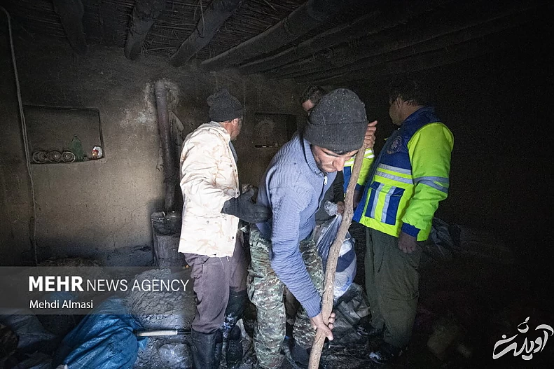 (تصاویر) عملیات نجات چوپانان از دل کوه‌های برفی زنجان